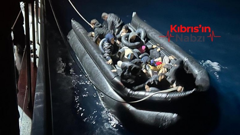 İZMİR'DE 33 DÜZENSİZ GÖÇMEN KURTARILDI