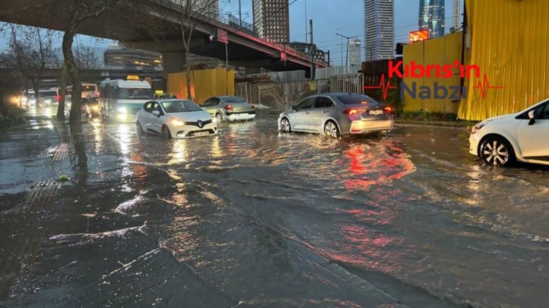 İZMİR'İ SAĞANAK VURDU: CADDELER GÖLE DÖNDÜ