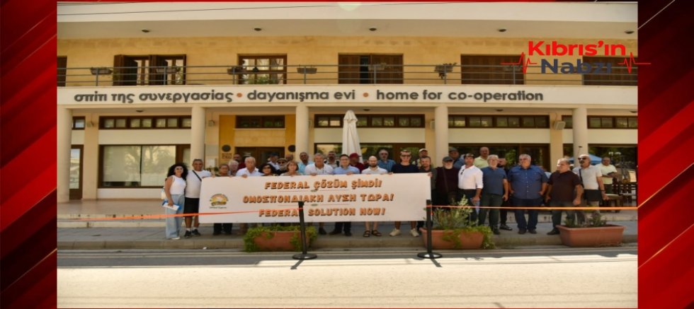 DAYANIŞMA EVİ ÖNÜNDE PANKART AÇTILAR