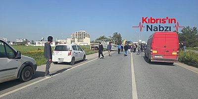 DÖRTYOL'DA KAZA: BÜYÜK TRAFİK LEVHASI YOLA DEVRİLDİ