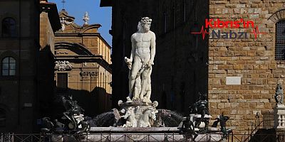 FLORANSA'DA TARİHİ HEYKELE 