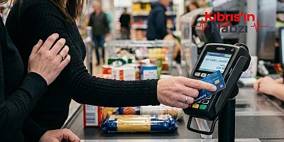 SOKAKTA DÜŞÜRÜLEN BANKA KARTINI ÇALIP KULLANDILAR