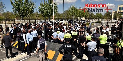 TAKSİCİLER EYLEMLERİNİ MECLİS ÖNÜNE TAŞIDI